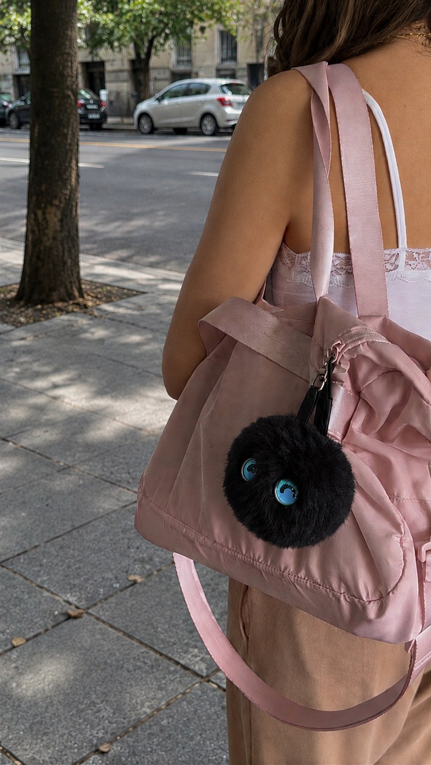 mimu negro colgado de un bolso rosa